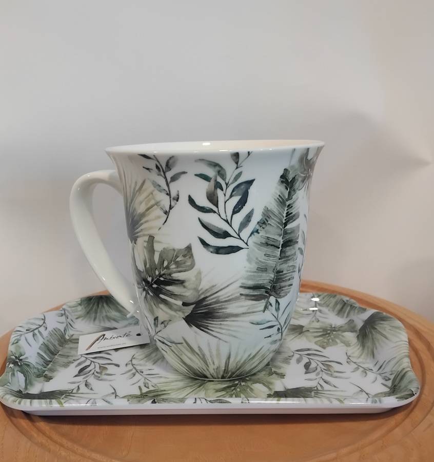 plateau et mug feuilles